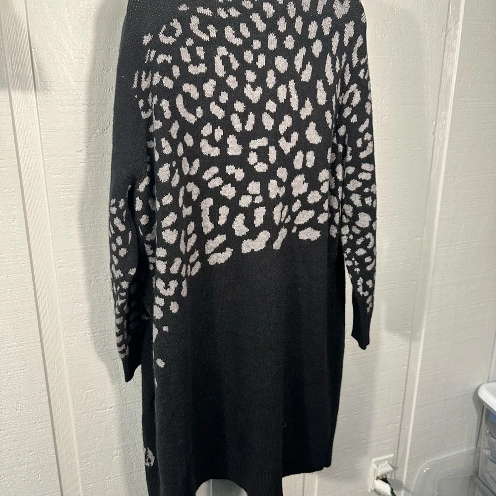 Loralette Cardi Lena Black and Gray Leopard Print Long Sleeve Sweater SZ 18 NWT - Picture 6 of 9